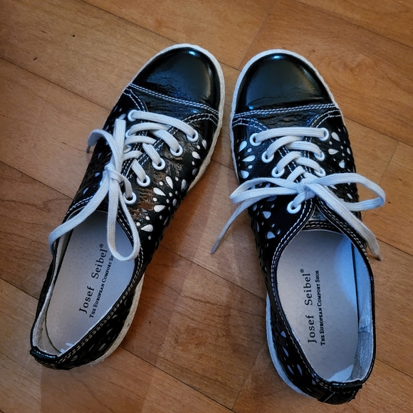 Vtg Josef Seibel blue patent leather sneakers/perforated floral pattern woman 7 - Picture 9 of 12